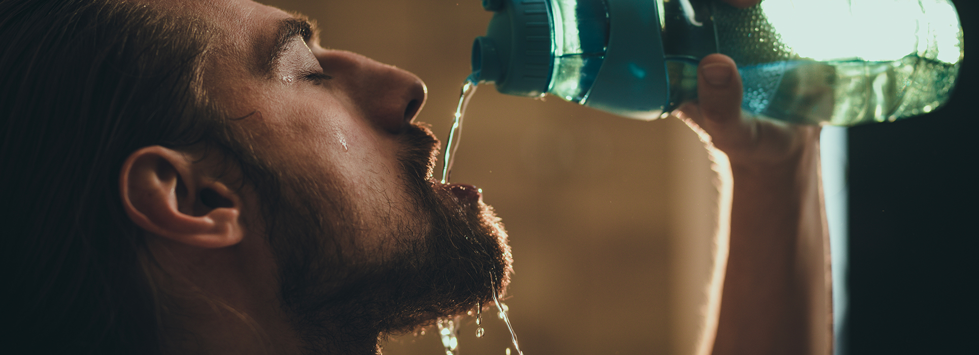 Quanta acqua bere al giorno: l’importanza della corretta idratazione