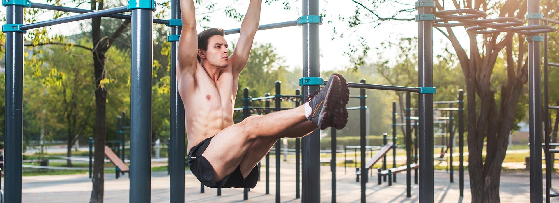 Leg raises: come costruire addominali forti